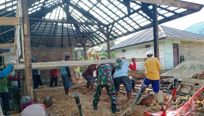 Tunjukan Kepedulian, Babinsa Di Koltim Bantu Rehap Rumah Warga
