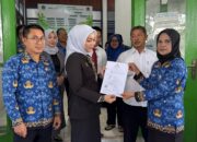 Serahkan SK P3K, Aty Razak Ingatkan Tugas Pokok DLH Jaga Kebersihan Lingkungan