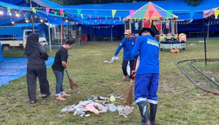 Pastikan Sampah Tidak Berserakan Di Area Pasar Malam, DLH Konawe Gencarkan Aksi Bersih-Bersih