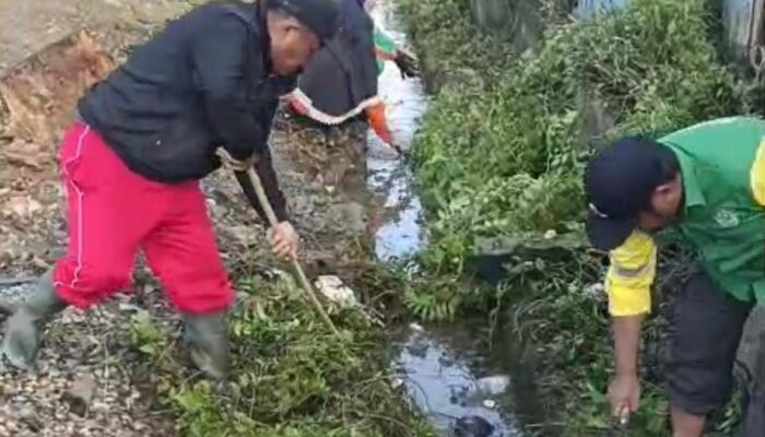 Gencarkan Gerakan Nasional Indonesia Asri, Pemkab Konawe Kerja Bakti Di STQ Unaaha Dan Mesjid Babussalam